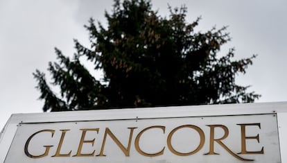 Logo de Glencore en la sede central de la empresa en Baar (Suiza).