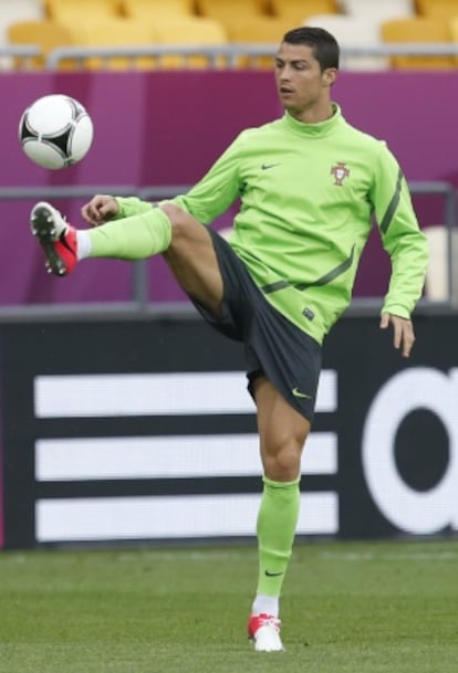 Cristiano Ronaldo controla el balón durante un entrenamiento de la selección portuguesa.