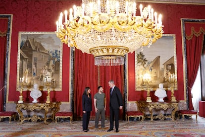 Los reyes Felipe VI y Letizia reciben al presidente de Ucrania, Volodímir Zelenski, a su llegada al almuerzo ofrecido en el Palacio Real, este lunes en Madrid. 
