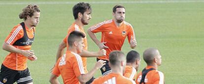 Los jugadores del Valencia en el entrenamiento del viernes. 