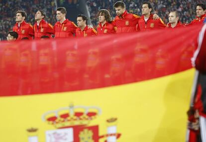 La bandera y la selección española, mientras suena el himno nacional en los cuartos de final del Mundial de Sudáfrica 2010.