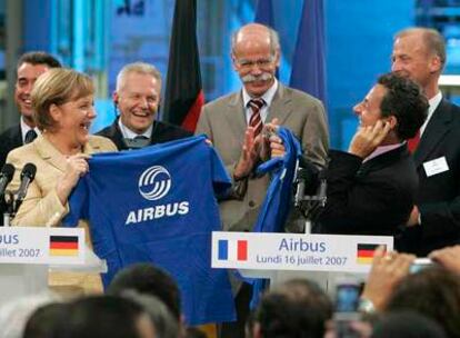La canciller alemana, Angela Merkel, bromea ayer con el presidente francés, Nicolas Sarkozy, en Toulouse, ante los directivos alemanes de EADS.
