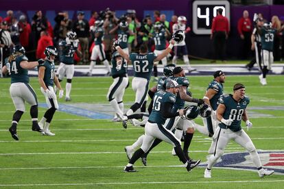 Los Eagles celebran su primera Super Bowl.