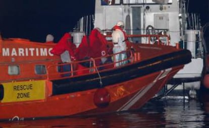 Spanish rescue workers bring 34 migrants found at sea back to Almería, on January 16.