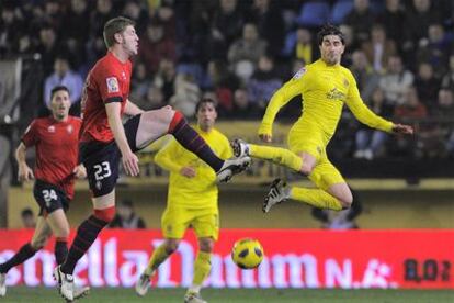 Cani trata de controlar el balón ante Sergio.