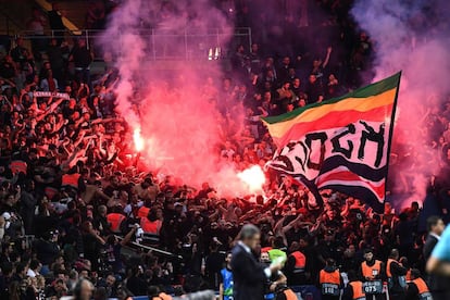 Ultras del PSG encienden bengalas durante el partido contra el Estrella Roja este miércoles.