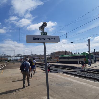 10.21 Llegada a Entroncamento. Una ciudad nacida alrededor de las vías. Incluso su nombre procede de su misión: servir de nudo de enlace entre la línea norte (Lisboa-Oporto) y la línea de la Beira Baixa, hacia el este.  