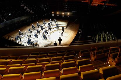 Músicos de la Orquesta de París, durante un ensayo en el auditorio Pierre Boulez  de la Filarmónica.