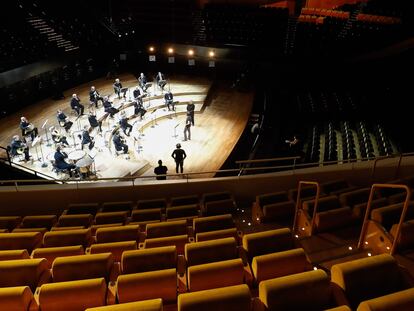 Músicos de la Orquesta de París, durante un ensayo en el auditorio Pierre Boulez  de la Filarmónica.