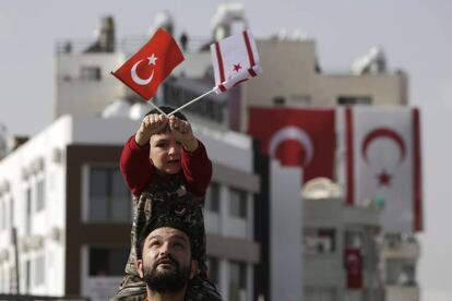 Un ni&ntilde;o ondea las banderas turca y turcochipriota en Nicosia, durante la conmemoraci&oacute;n de la independencia de la RTNC.