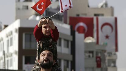 Un ni&ntilde;o ondea las banderas turca y turcochipriota en Nicosia, durante la conmemoraci&oacute;n de la independencia de la RTNC.