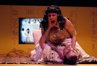 Escena de 'Los áspides de Cleopatra' con los actores Gustavo Pardi (Marco Antonio) e Iride Mockert (Cleopatra).