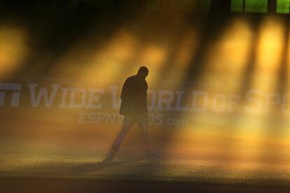 El entrenador de los Atlanta Braves, Greg Walker camina por el campo a primera hora de la mañana, antes de un entrenamiento de su equipo dfe baseball en Kissimmee, Florida.