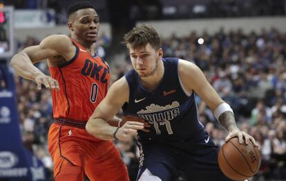 Westbrook intenta frenar a Doncic.