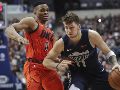 Westbrook intenta frenar a Doncic.