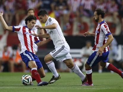 James conduce un balón ante Tiago y Juanfran.