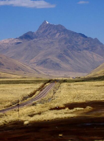 Línea férrea en el altiplano de Perú, a su paso por La Raya