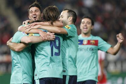 Los jugadores del Barça festejan uno de los goles de Messi contra el Almería.