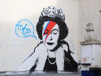 Banksy real. Queen Ziggy es un mural del artista urbano Banksy en Bristol en el que funde dos iconos británicos; la reina y Ziggy Stardust, el personaje creado por David Bowie.
