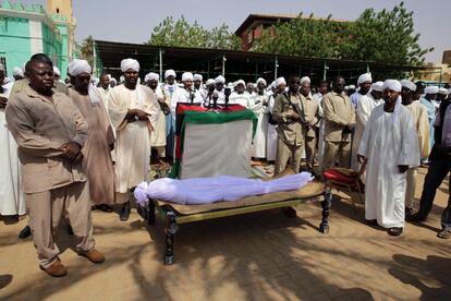 El imán Sadiq al Mahdi oficia el funeral por uno de los fallecidos en el asalto perpetrado en la víspera por las fuerzas de seguridad sudanesas para desmantelar la acampada opositora, tras los rezos del Aíd al Fitr, este miércoles, en Omdurmán, Sudán. El asalto causó al menos 35 muertos y un centenar de heridos.