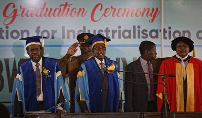 El presidente Mugabe en una ceremonia de graduación en una universidad de las afueras de la capital, Harare, este viernes 17 de noviembre de 2017