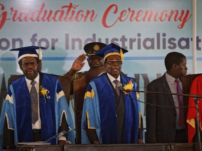 El presidente Mugabe en una ceremonia de graduación en una universidad de las afueras de la capital, Harare, este viernes 17 de noviembre de 2017