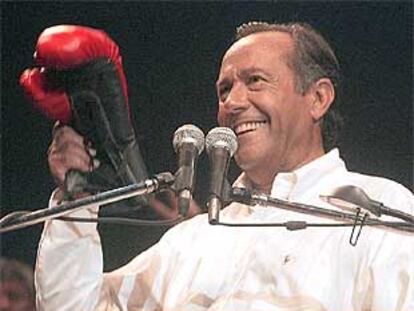 Adolfo Rodríguez Saá muestra un guante de boxeo durante el mitin del jueves por la noche en Buenos Aires.