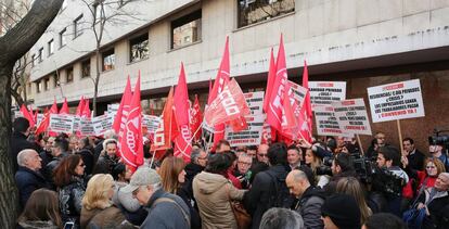 Un grupo de sindicalistas, entre los que est&aacute; el secretario general de CC OO, Ignacio Fern&aacute;ndez Toxo, se manifiesta ante la sede de CEOE