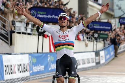 Van der Poel cruza victorioso la línea de meta en el velódromo de Roubaix.