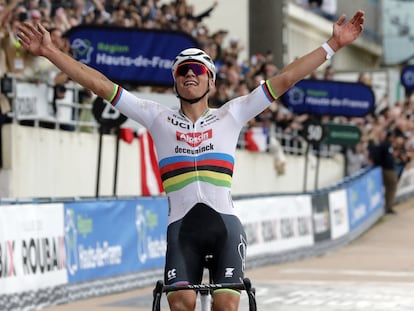 Van der Poel cruza victorioso la línea de meta en el velódromo de Roubaix.