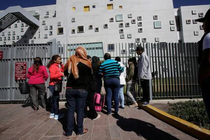 Familiares de los heridos, en el hospital de Zumpango.