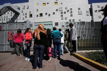 Familiares de los heridos, en el hospital de Zumpango. 