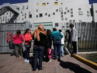 Familiares de los heridos, en el hospital de Zumpango. 