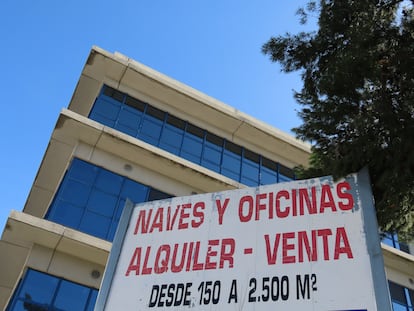 Cartel en el que se anuncia la venta o el alquiler de oficinas, en Madrid.