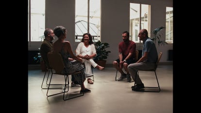 Un grupo de expertos sobre cómo abordar el suicidio hablan en una escena del documental. 