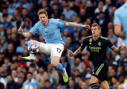 Kevin De Bruyne controla el balón en presencia de Toni Kroos. 