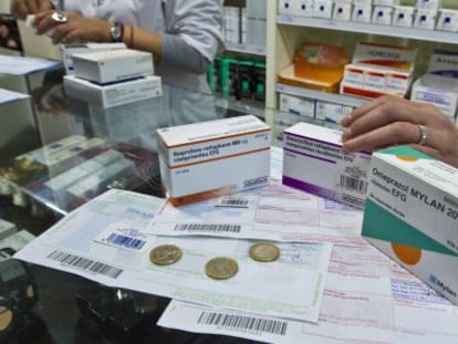 Medicamentos, recetas y euros en una farmacia de Barcelona. 