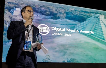 El director de EL PAÍS América Jan Martínez al recibir el premio esta noche en Merida, Yucatán.