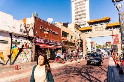 Gente paseando por Chinatown en Buenos Aires.