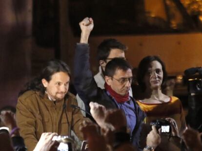 Pablo Iglesias, en el centro de la imagen, la noche de las europeas. 