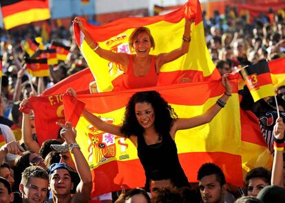 Seguidores de La Roja animan a España en Fráncfort durante el partido entre las selecciones española y alemana del Mundial de Sudáfrica.