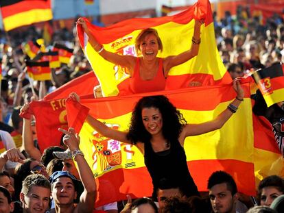 Seguidores de La Roja animan a España en Fráncfort durante el partido entre las selecciones española y alemana del Mundial de Sudáfrica. 