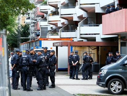 La policía espera afuera del piso del tunecino Sief Allah H., en Colonia el pasado 15 de junio. 