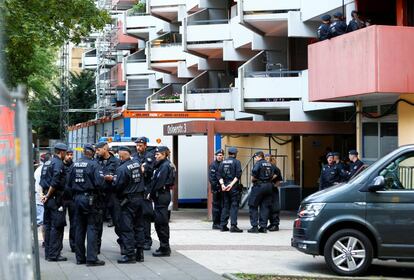 La policía espera afuera del piso del tunecino Sief Allah H., en Colonia el pasado 15 de junio. 
