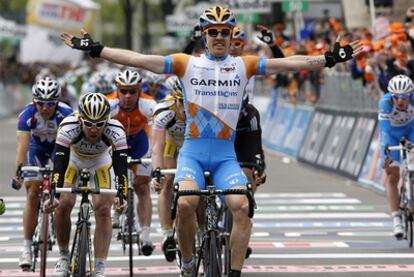 Tyler Farrar celebra su victoria tras cruzar la línea de meta.