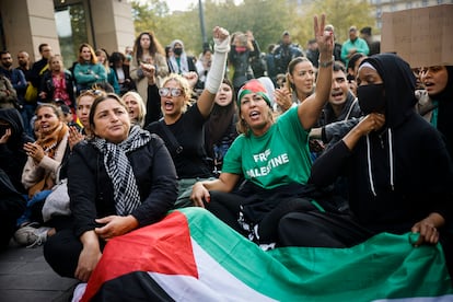 Unas manifestantes coreaban el sábado consignas durante una concentración en París en solidaridad con el pueblo palestino.