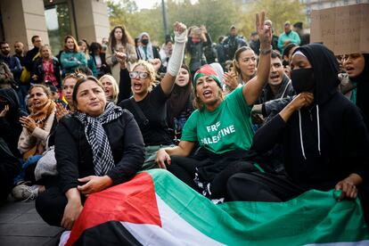 Unas manifestantes coreaban el sábado consignas durante una concentración en París en solidaridad con el pueblo palestino.