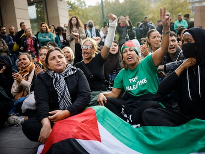 Unos manifestantes corean consignas durante una concentración en París en solidaridad con el pueblo palestino, este sábado.