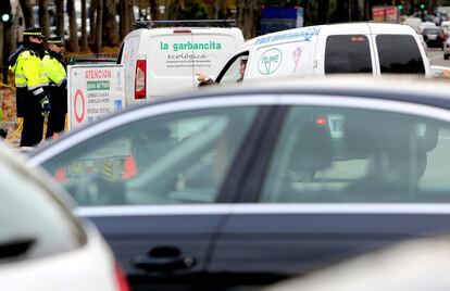 Agentes de movilidad vigilan al acceso de vehículos en la zona de Atocha.