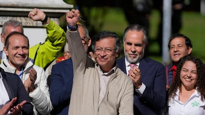 El presidente de Colombia, Gustavo Petro, levanta el puño antes de promulgar una reforma laboral en Bogotá, Colombia, el 25 de junio.